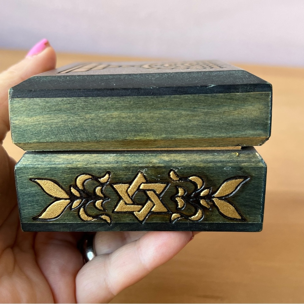 VINTAGE ISRAEL WOOD DECORATIVE BOX MENORAH MAGEN DAVID STAR OF DAVID GREEN GOLD - Picture 15 of 16
